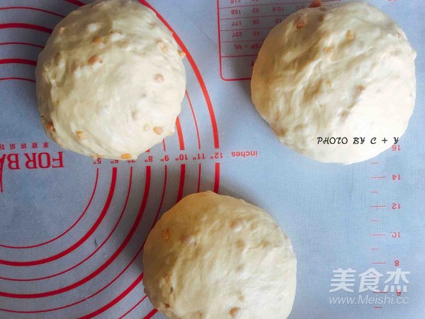 颗颗香浓花生粒入口的南瓜乳酪软欧包的做法步骤:17