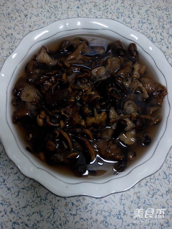 小鸡炖蘑菇的做法步骤：1