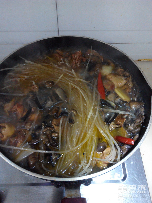 小鸡炖蘑菇的做法步骤:9