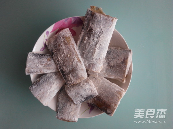 带鱼扒白菜的做法步骤:3