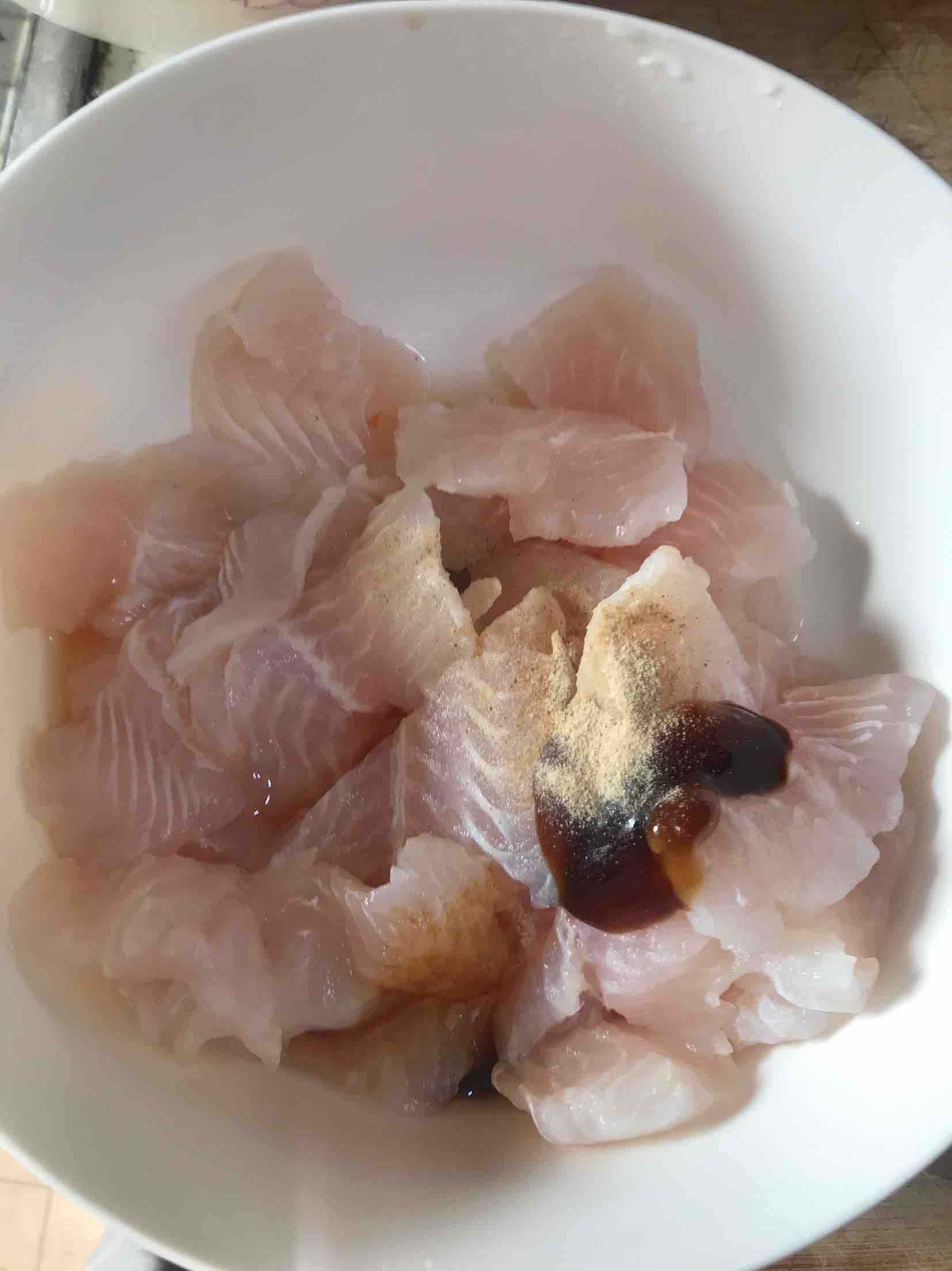 呷哺呷哺火锅底料之番茄砂锅巴沙鱼的做法步骤：1