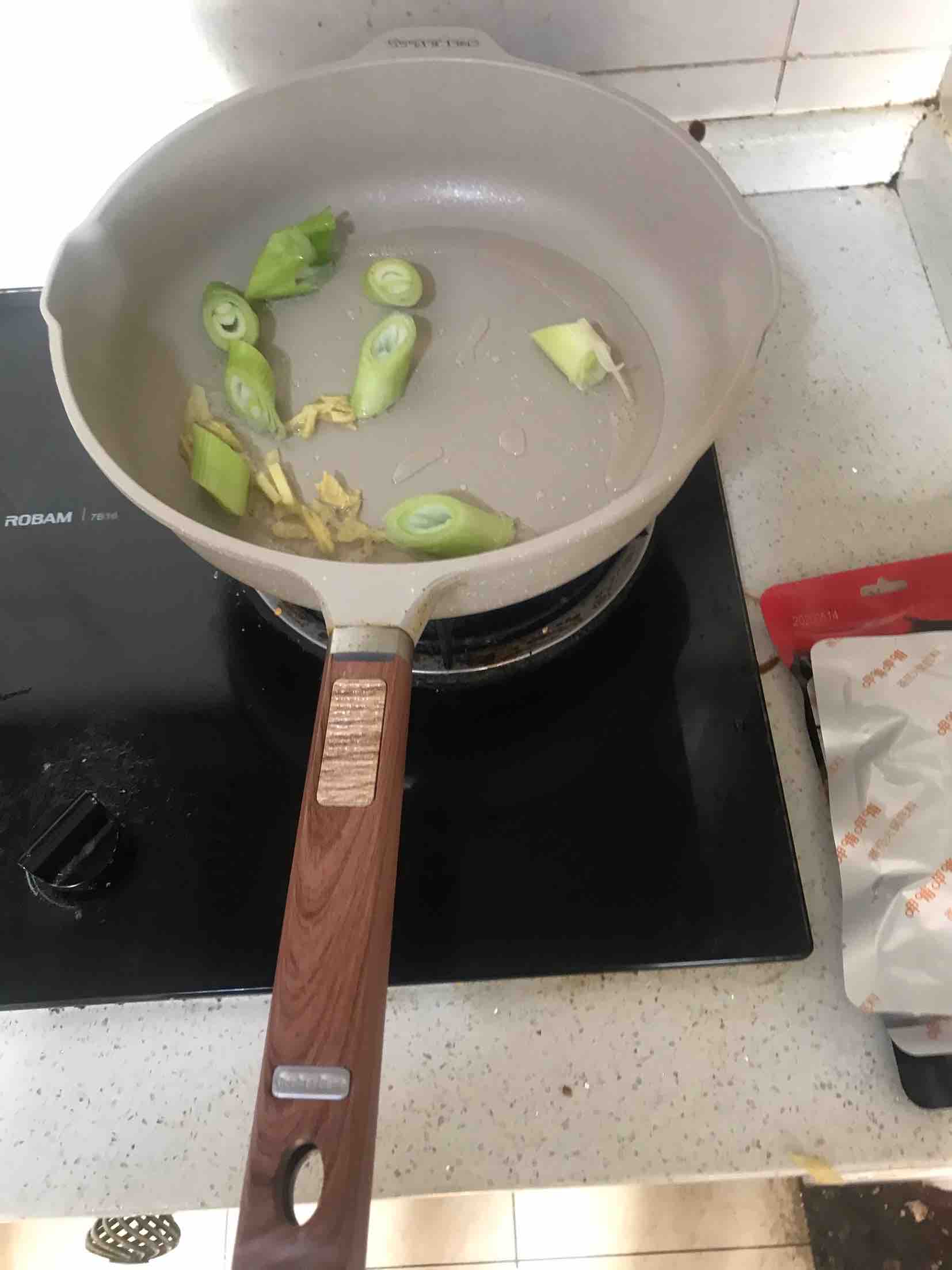 呷哺呷哺火锅底料之番茄砂锅巴沙鱼的做法步骤:5