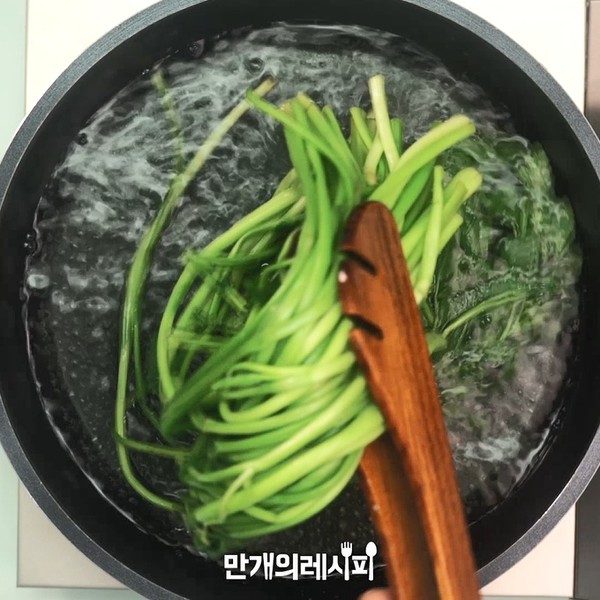 水芹紫菜卷饭的做法步骤：1