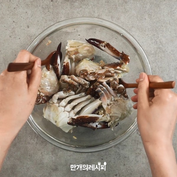 鲜辣蟹的做法步骤：1