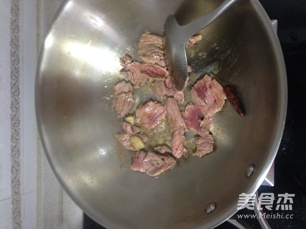 牛肉炒干豆腐的做法步骤：6