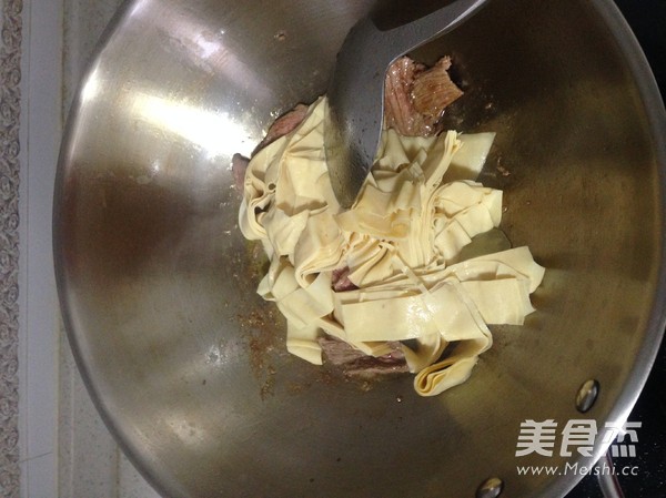 牛肉炒干豆腐的做法步骤：7