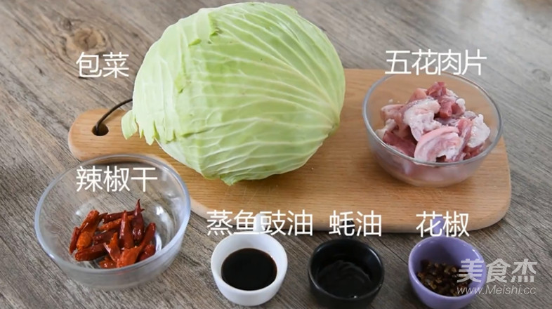 这样做的“手撕包菜”麻辣鲜香，超级下饭的做法步骤：1