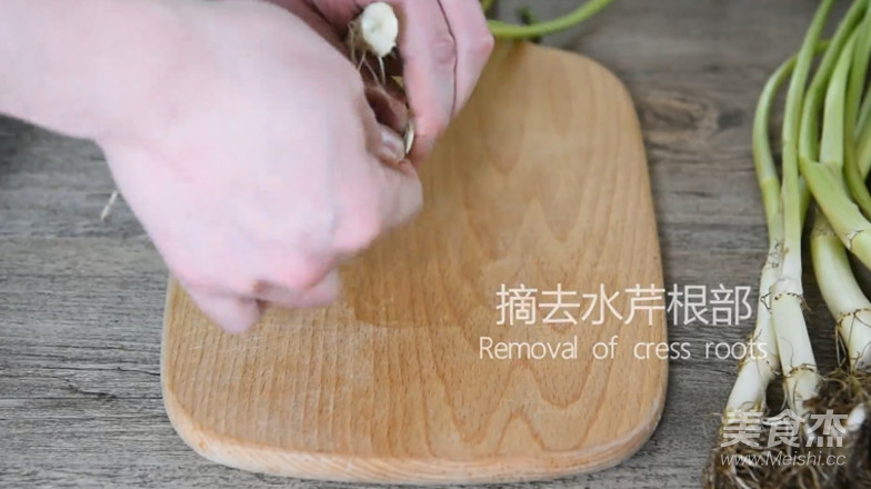 水芹炒香干要好吃加这个的做法步骤:4