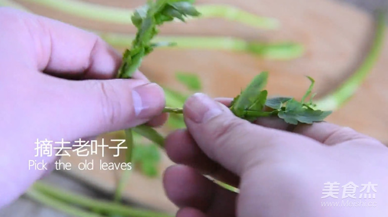 水芹炒香干要好吃加这个的做法步骤:5
