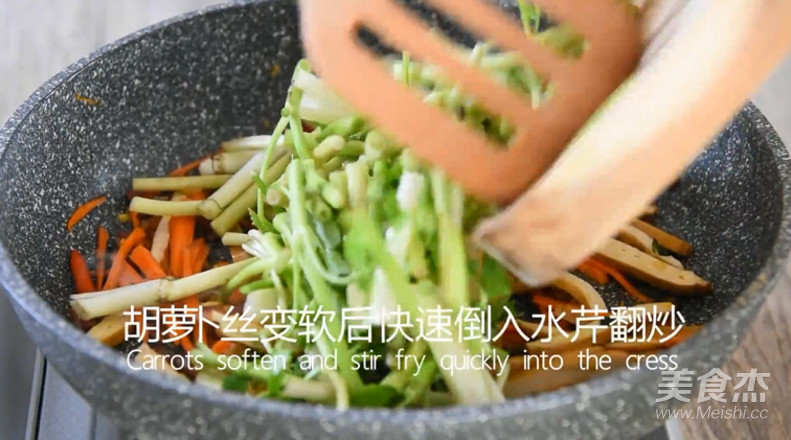 水芹炒香干要好吃加这个的做法步骤:13
