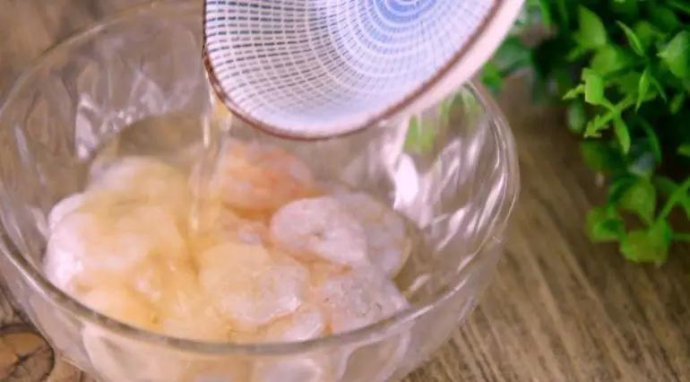 咸蛋黄虾仁炒饭的做法步骤:2