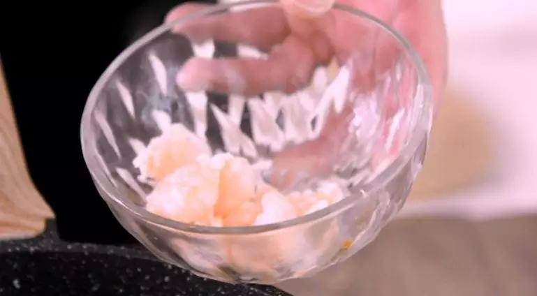 咸蛋黄虾仁炒饭的做法步骤:4