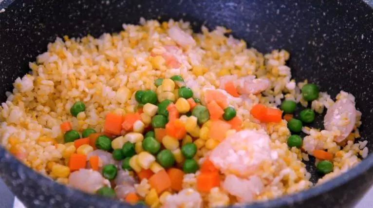 咸蛋黄虾仁炒饭的做法步骤:7