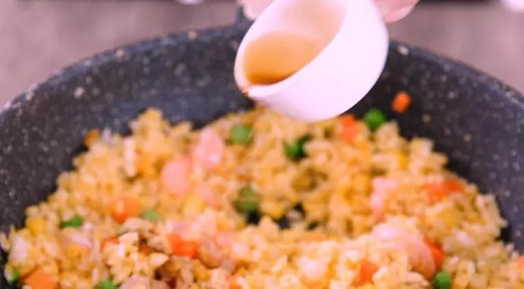 咸蛋黄虾仁炒饭的做法步骤:8