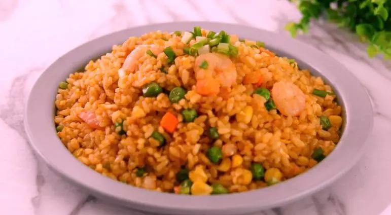 咸蛋黄虾仁炒饭的做法步骤:9