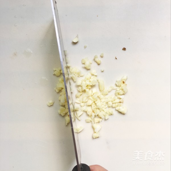 蒜香鸡翅的做法步骤：2