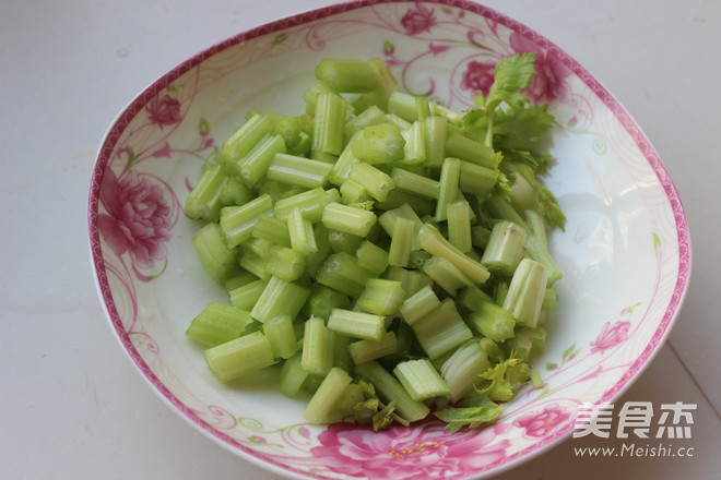 芹菜腐竹花生米的做法步骤：2