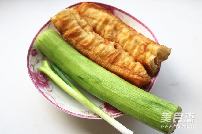 丝瓜烧油条的做法步骤：1