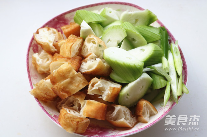 丝瓜烧油条的做法步骤：2