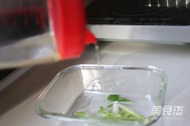 丝瓜烧油条的做法步骤：3