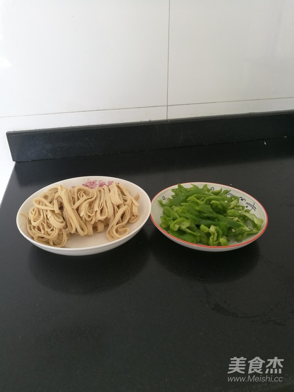 尖椒干豆腐的做法步骤：1