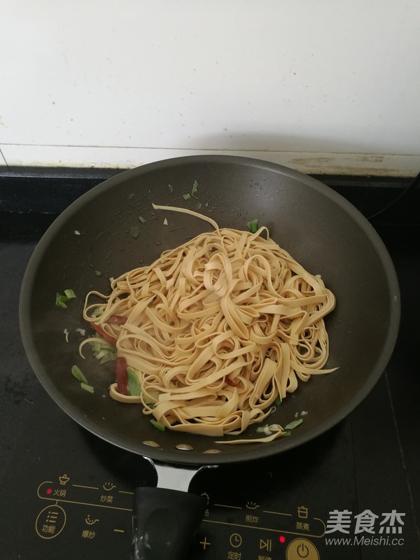 尖椒干豆腐的做法步骤：4