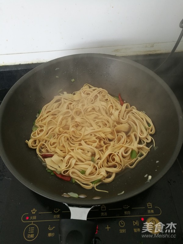 尖椒干豆腐的做法步骤：5