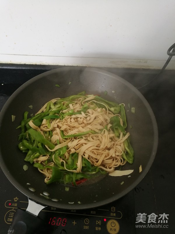 尖椒干豆腐的做法步骤：7