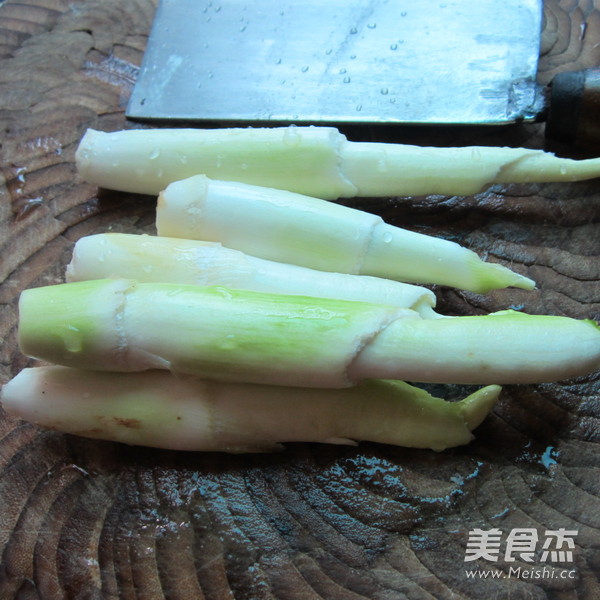 素炒茭白的做法步骤：1
