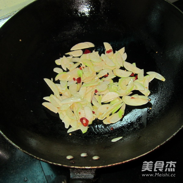 素炒茭白的做法步骤：3