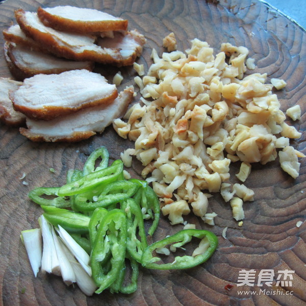 萝卜干炒东坡肉的做法步骤：2