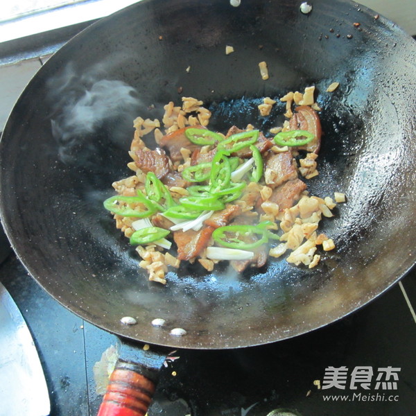 萝卜干炒东坡肉的做法步骤：7