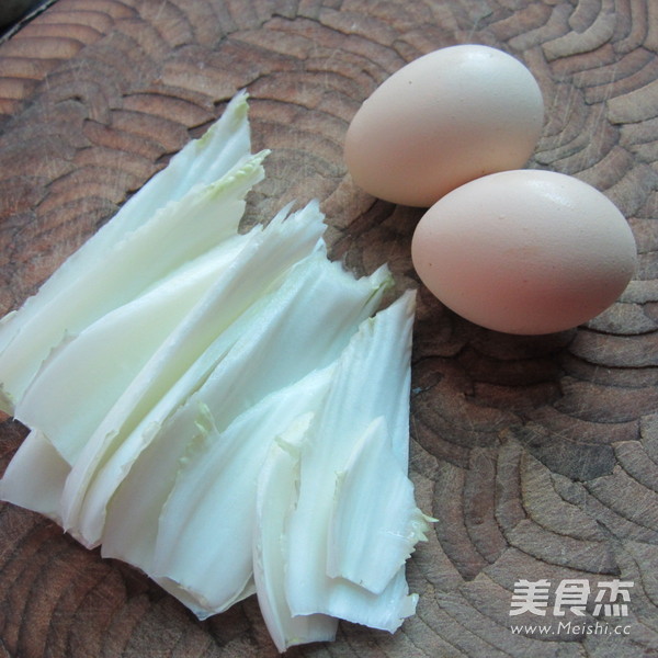 白菜丝煎蛋的做法步骤：2