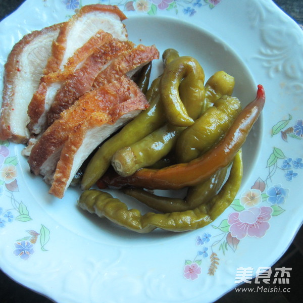 酸辣椒烧东坡肉的做法步骤：1