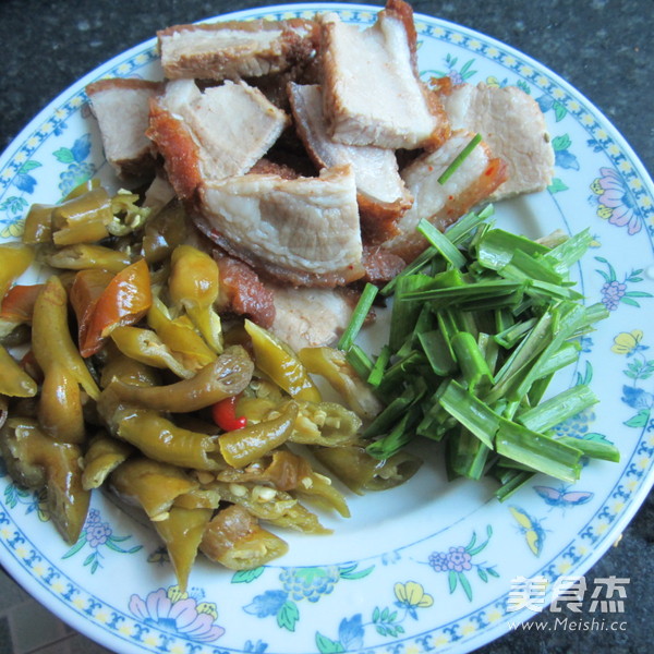 酸辣椒烧东坡肉的做法步骤:2