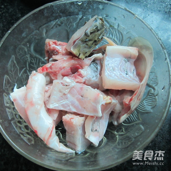 地瓜青椒煮鱼的做法步骤：1