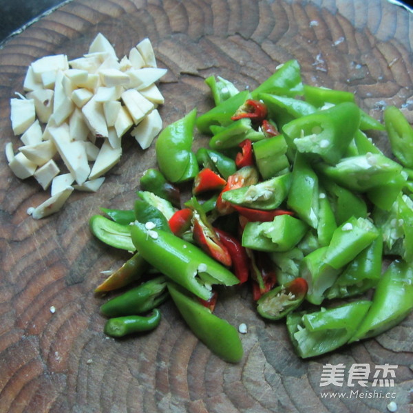 地瓜青椒煮鱼的做法步骤:2