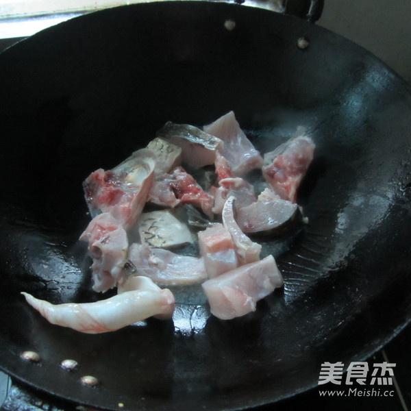 地瓜青椒煮鱼的做法步骤:3