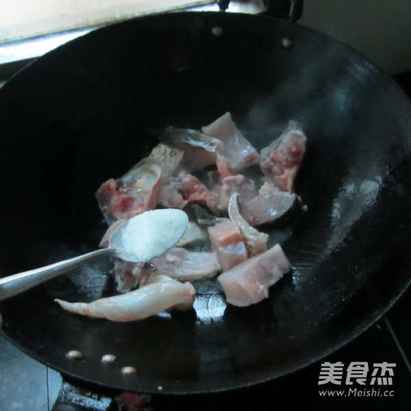 地瓜青椒煮鱼的做法步骤:4