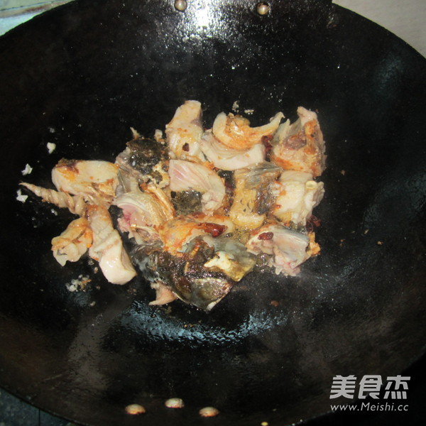 地瓜青椒煮鱼的做法步骤:5