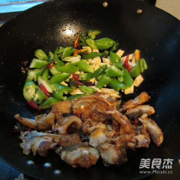 地瓜青椒煮鱼的做法步骤:8