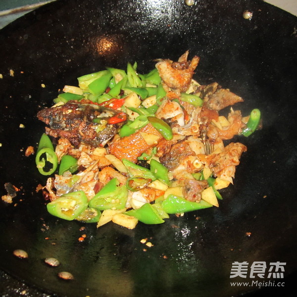 地瓜青椒煮鱼的做法步骤:9