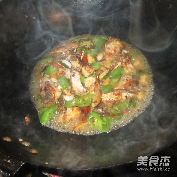 地瓜青椒煮鱼的做法步骤:10