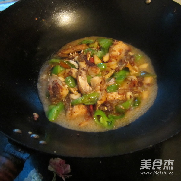 地瓜青椒煮鱼的做法步骤:11