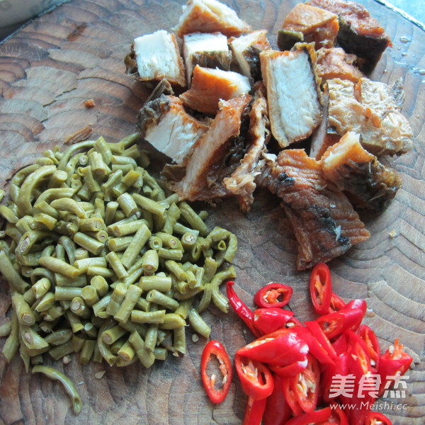 酸豆角炒腊鱼的做法步骤：2