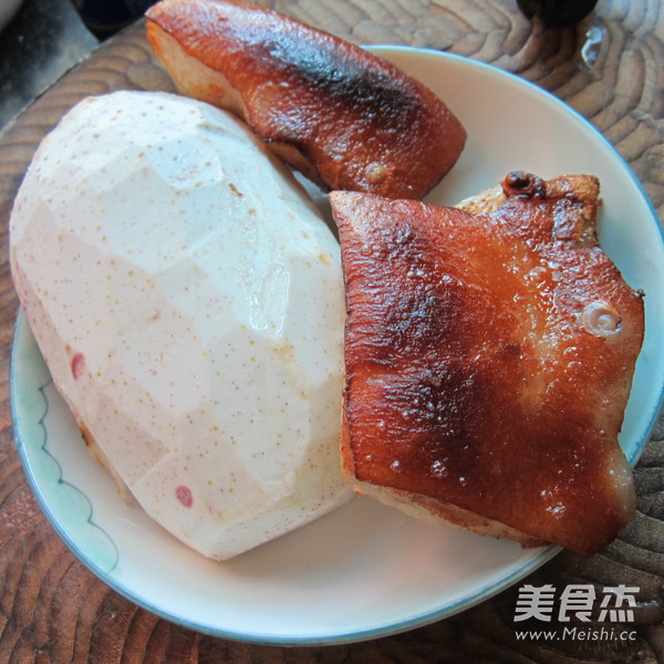 芋头东坡肉的做法步骤:2