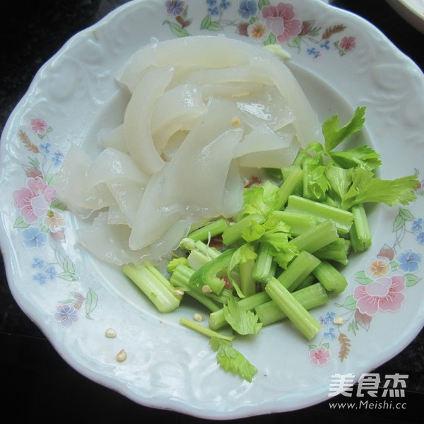 芹菜粉皮的做法步骤：2