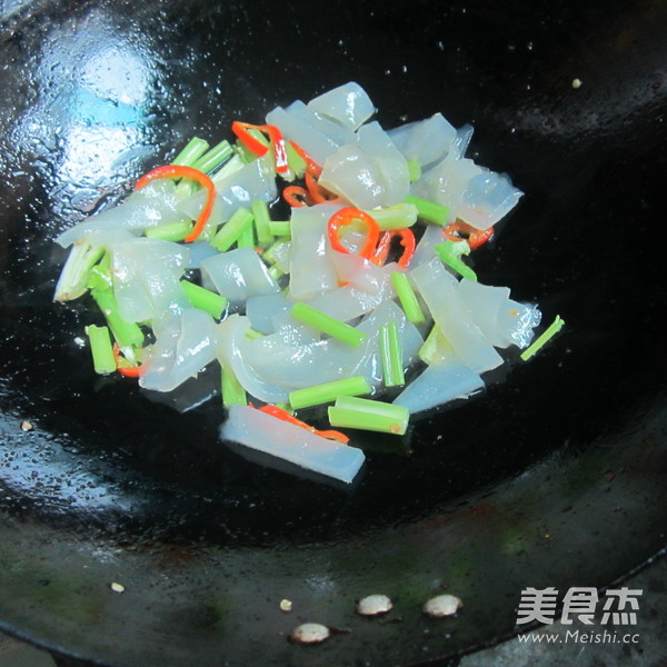 芹菜粉皮的做法步骤：4