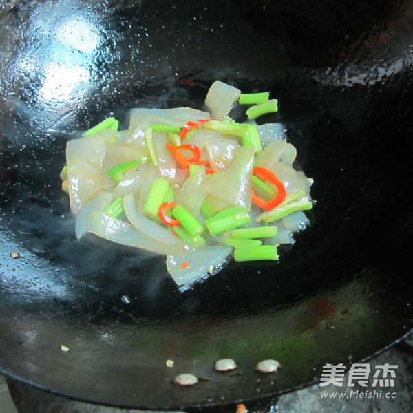 芹菜粉皮的做法步骤：7