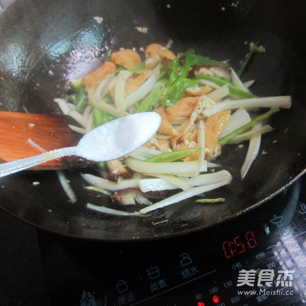 青椒腊肉油豆腐丝的做法步骤：7